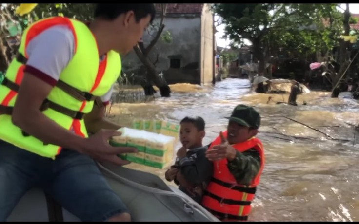 Đằng sau chuyện nhảy cứu em bé bơi giữa dòng lũ xin hàng cứu trợ