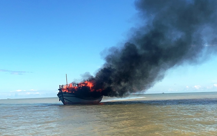 Tàu chở khách cháy gần Cửa Đại, 18 người thoát chết