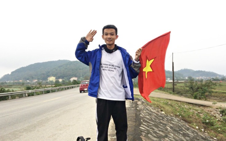 Nóng trên mạng xã hội: Chàng trai đi bộ 500 km ủng hộ người dân miền Trung