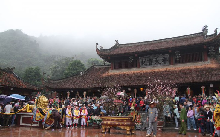 Hà Nội mở cửa chùa Hương, Hải Phòng dỡ phong tỏa nhiều khu vực
