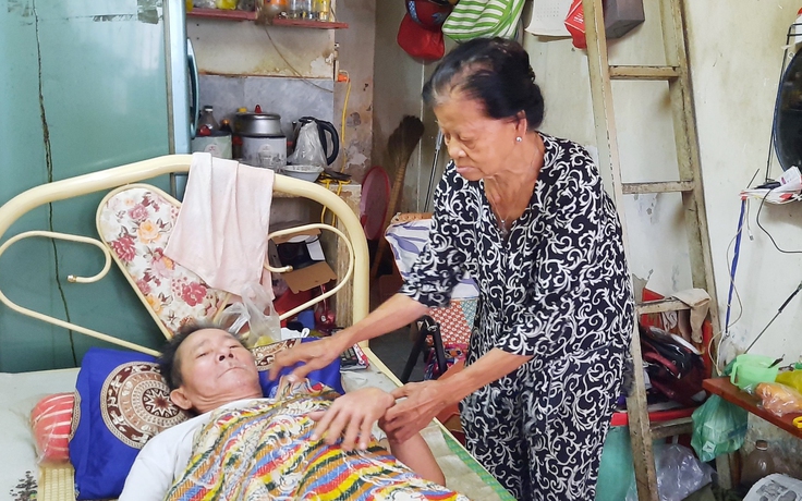 Mẹ già 85 tuổi khẩn cầu giúp con trai bị nạn
