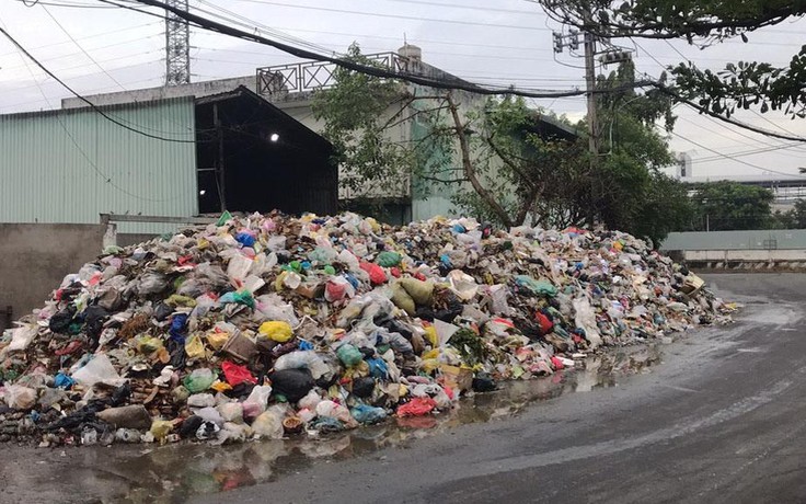 Bãi trung chuyển rác hôi thối