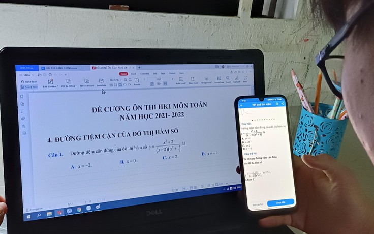 Học sinh dùng ứng dụng giải bài tập: 'Con dao 2 lưỡi'
