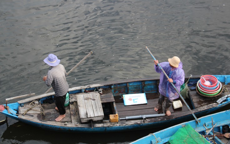 Làng chài nghèo mưu sinh: Đụng chi làm nấy