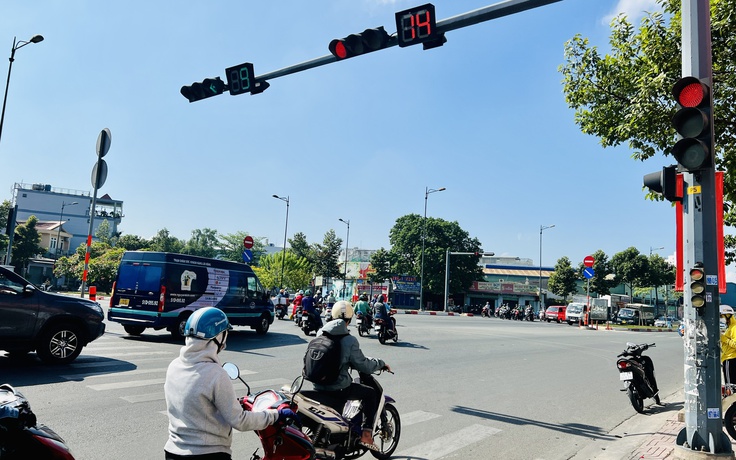 Cho rẽ phải khi đèn đỏ phải đảm bảo an toàn giao thông