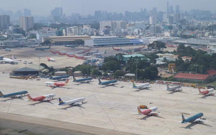 'Nóng' lại cuộc đua hàng không