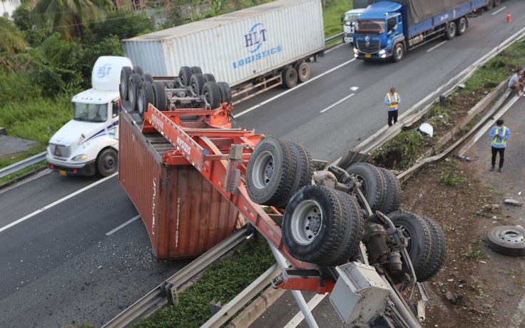 Liên tiếp tai nạn trên cao tốc TP.HCM - Trung Lương: 'Không thể phân luồng xe tải nặng'