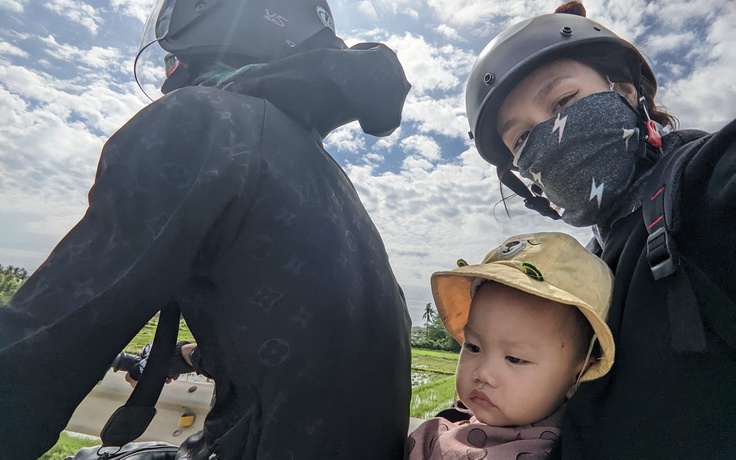 Cha mẹ đưa con 17 tháng tuổi đi phượt bằng xe máy: Cư dân mạng ào ào xin kinh nghiệm