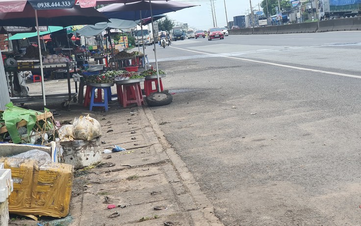 Che dù tràn ra lộ để mua bán