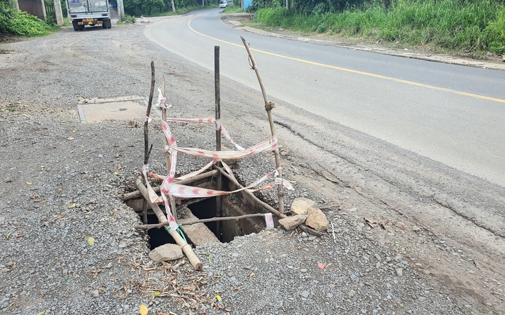 Hố sâu ven lộ quá nguy hiểm