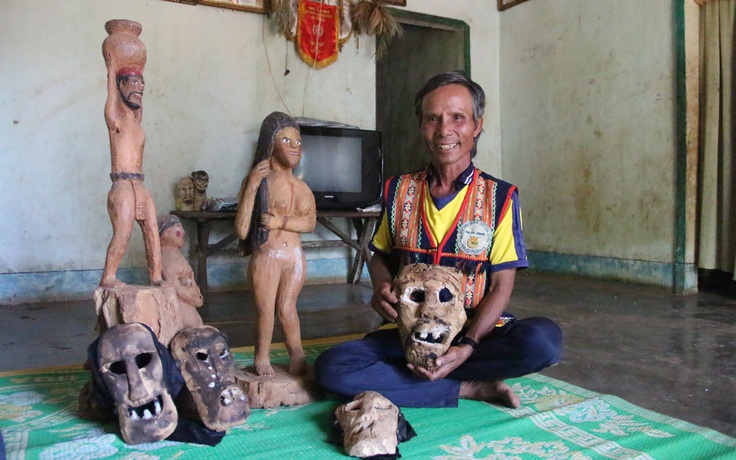 Người đẽo mặt nạ kỳ dị ở Kon Tum