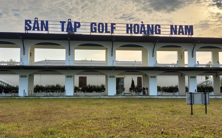 Sân tập golf, quán trà sữa sừng sững trên hành lang đê