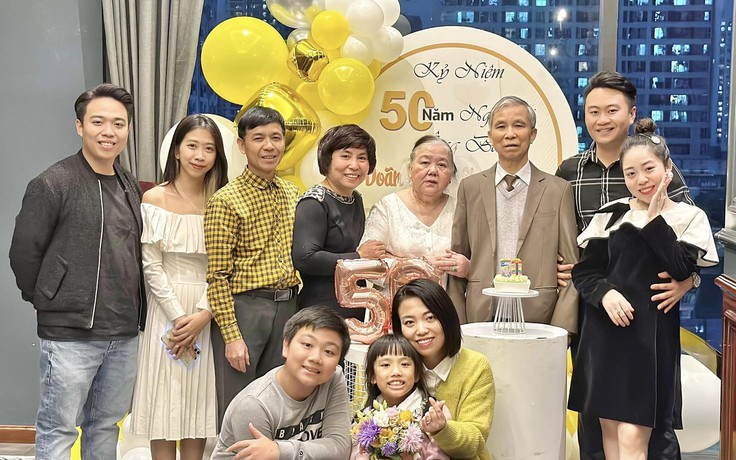 Gia đình 4 thế hệ làm 'đám cưới vàng' cho ông bà cụ tóc bạc phơ