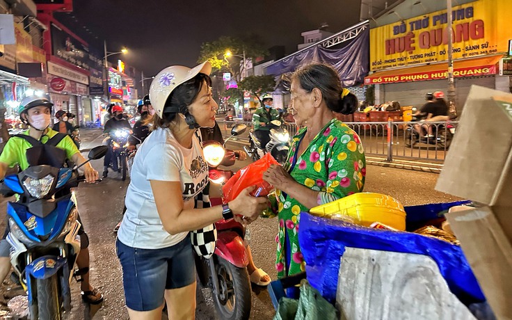 Rưng rưng nhận bánh chưng giữa đêm tết cận kề ở TP.HCM Rưng rưng nhận bánh chưng giữa đêm tết cận kề ở TP.HCM