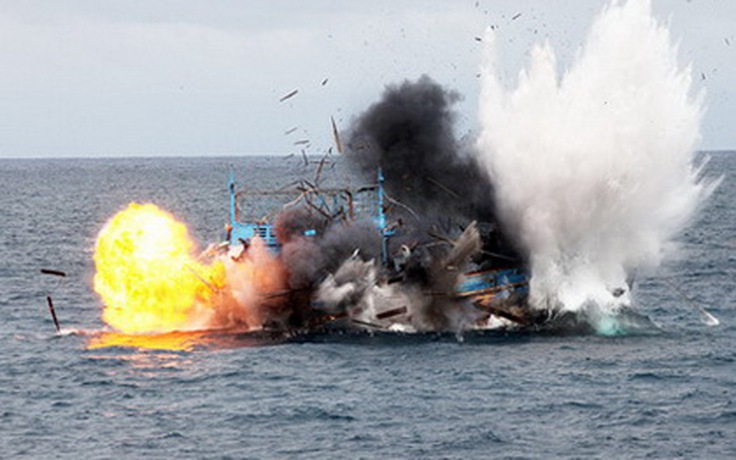 Hải quân Indonesia đánh chìm 2 tàu đánh cá lậu của Thái Lan
