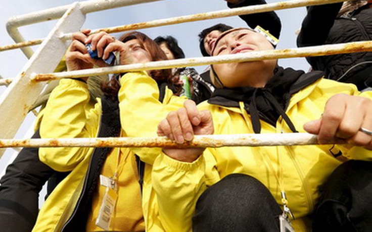 Một năm thảm họa chìm phà Sewol: Gào khóc gọi con trên biển