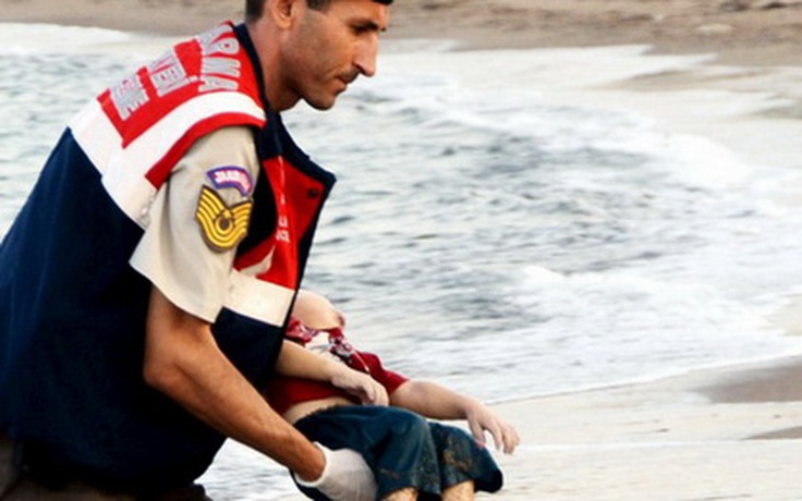 Cảnh sát phát hiện xác bé trai Syria: ‘Tôi đau đớn không tả xiết’