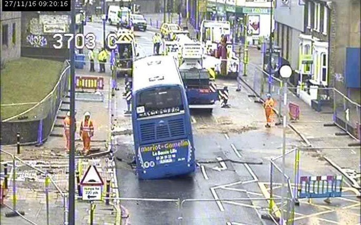 Hố 'tử thần' nuốt xe buýt ở London