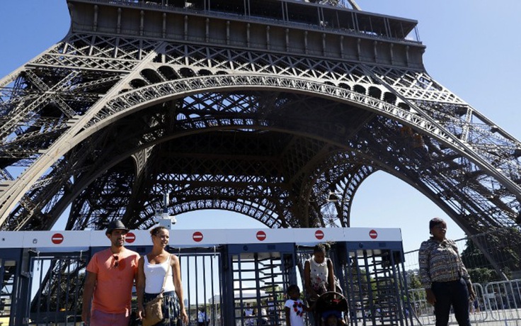 Pháp dựng hàng rào kính bảo vệ tháp Eiffel