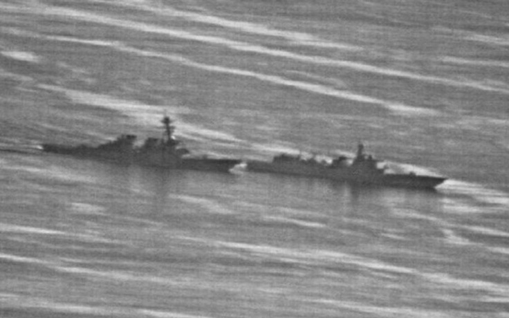 Chùm ảnh tàu chiến Trung Quốc cản mũi chiến hạm Mỹ trên Biển Đông