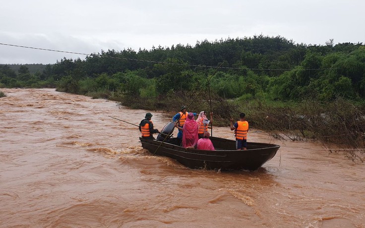 Gia Lai: 200 người tìm kiếm hai cha con bị lũ cuốn trôi