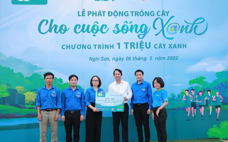 BIDV với chương trình ‘Trao máy tính, gửi tương lai’ và trồng cây xanh tại Thanh Hóa