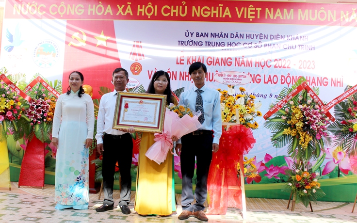 Trường THCS Phan Chu Trinh đón nhận Huân chương Lao động hạng Nhì