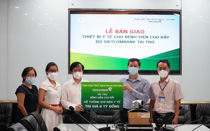Vietcombank trao tặng trang thiết bị y tế tổng trị giá 9 tỉ đồng