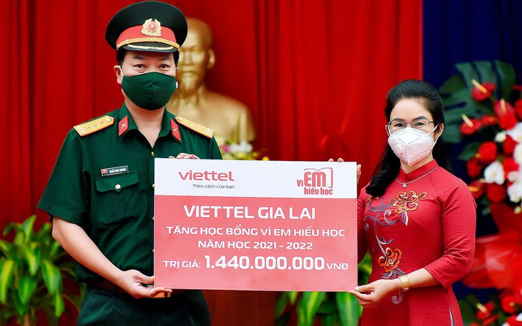 Viettel trao tặng 40 tỉ đồng cho học sinh gặp khó khăn năm học 2021-2022