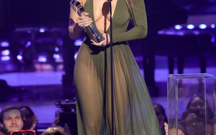 Jennifer Lopez và niềm đam mê với những chiếc váy xuyên thấu và xẻ sâu nóng bỏng