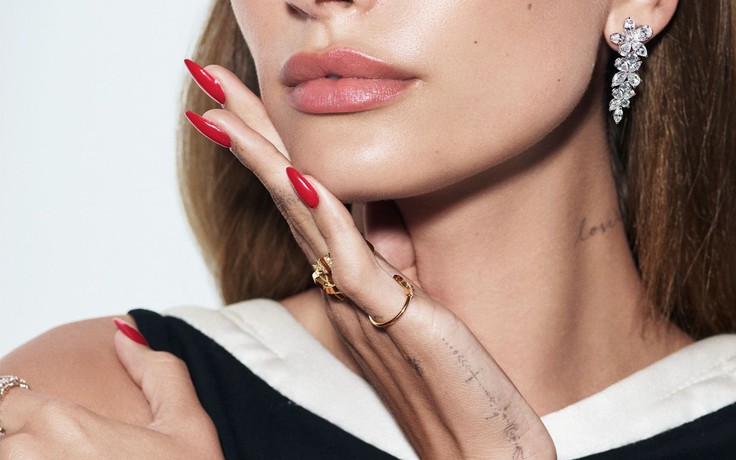 Móng tay màu đỏ của Hailey Bieber là ý tưởng nail cực quyến rũ mùa lễ hội