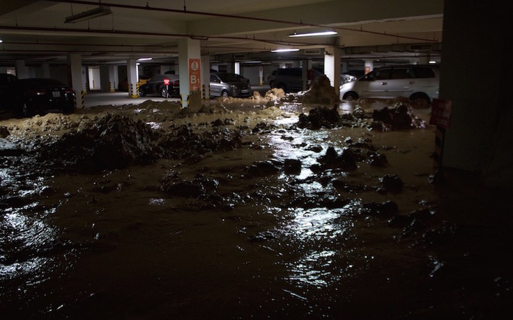 Hàng chục xe máy bị vùi lấp vì bùn đất tràn vào chung cư