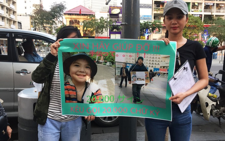 Nhiều người Việt xuống đường xin chữ ký kêu gọi công lý cho bé Nhật Linh