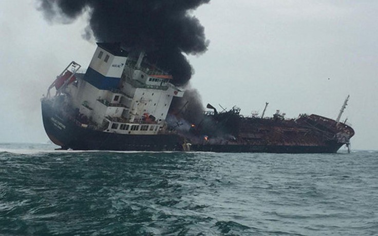 Tàu chở dầu Việt Nam bốc cháy tại Hồng Kông: 'Ba gọi điện nói vẫn bình an'