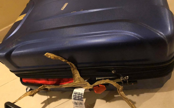Xuống sân bay Tân Sơn Nhất: Vali bung khóa, mất 4 chai nước hoa; trách nhiệm của ai?