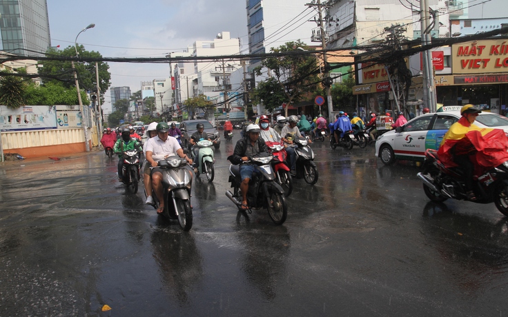 Người Sài Gòn đón cơn mưa giải nhiệt 'lướt' qua nhanh rồi nắng lại hửng lên