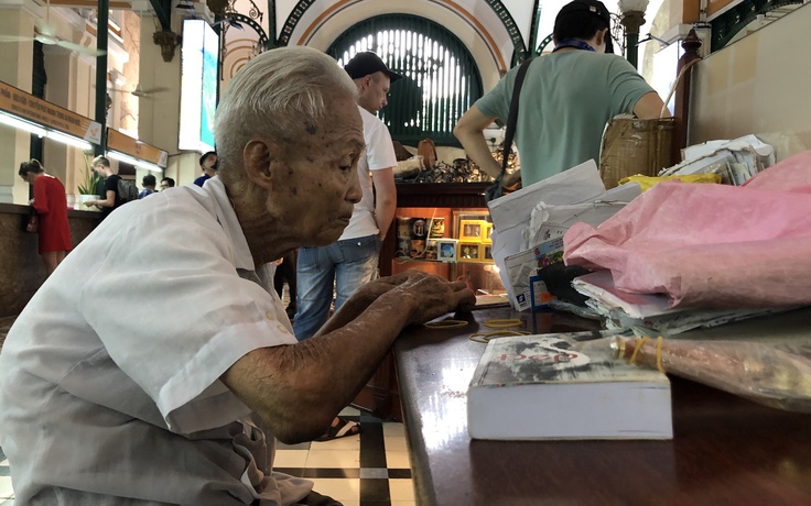 Người Sài Gòn chung tình: 70 năm gắn với bưu điện, cụ ông U90 vẫn viết thư