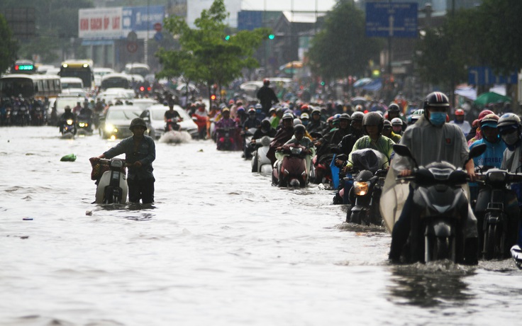 Mưa to gây ngập kinh hoàng đường Phạm Văn Đồng, giao thông tê liệt