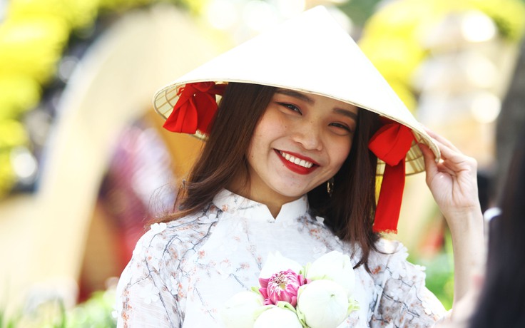 Tết Canh Tý 2020: Gái đẹp ‘đổ bộ’ đường hoa Nguyễn Huệ ngày 29 tháng chạp