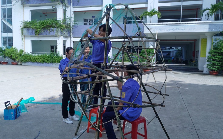 Học sinh có hoàn cảnh đặc biệt làm thùng rác hình cá thu gom rác thải nhựa