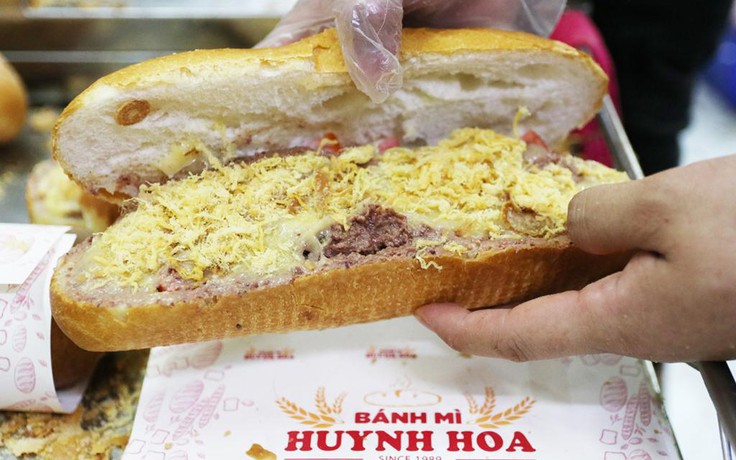 Bánh mì Huỳnh Hoa vì sao thu hút người trẻ Sài Gòn?