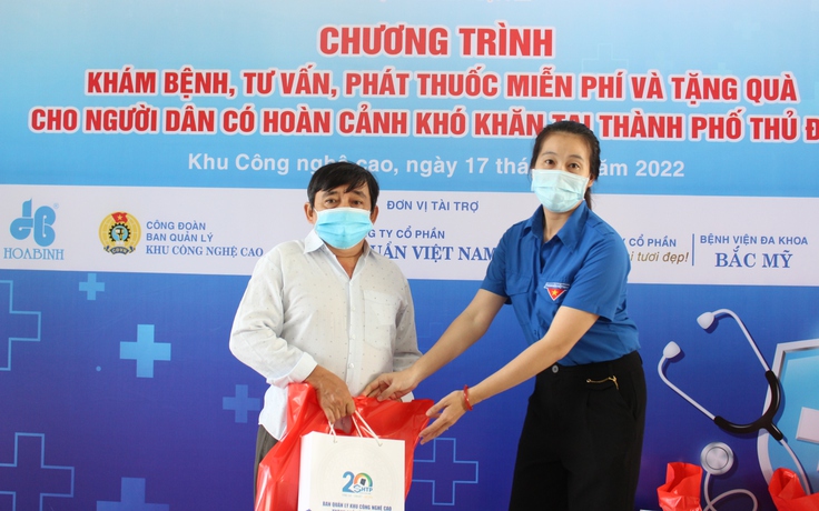 Đoàn viên Khu Công nghệ cao tổ chức khám bệnh cho người dân khó khăn