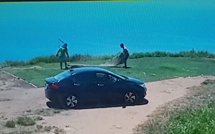 Camera ghi cảnh 2 người lấy thảm cỏ nhân tạo của CLB dù lượn Đà Nẵng