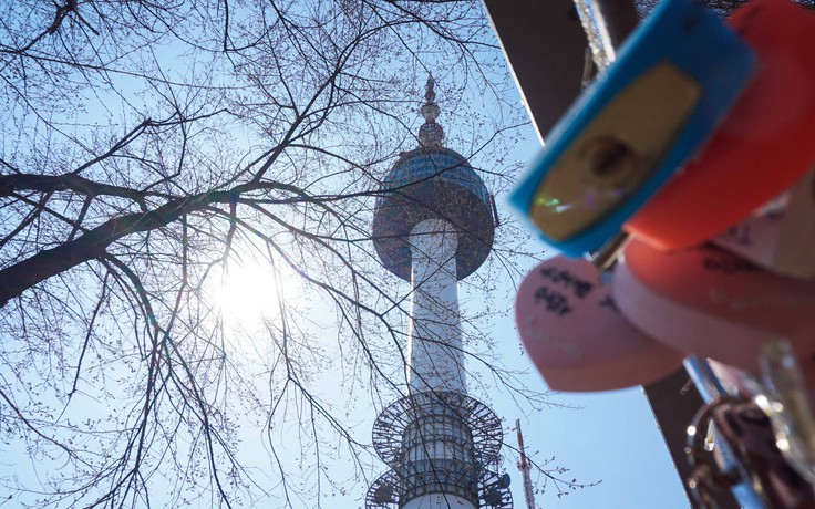 Cặp đôi Việt bóp khoá tình yêu dày đặc trên tháp Namsan ở Hàn Quốc