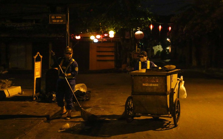 Nữ lao công quét rác xuyên đêm: Tâm tình phố cổ nửa đêm không một bóng người