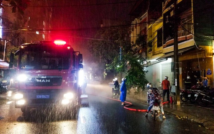 Cháy quán bar giữa mưa lớn tại Đà Nẵng