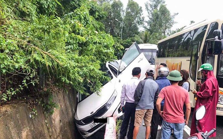 Ô tô 4 chỗ mất lái, đâm vào vách núi trên bán đảo Sơn Trà