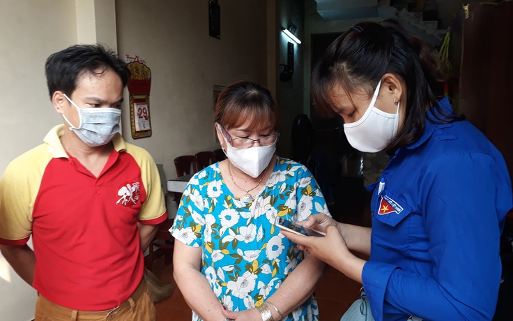 Bạn trẻ Đà Nẵng đến nhà hướng dẫn người dân khai báo y tế phòng Covid-19