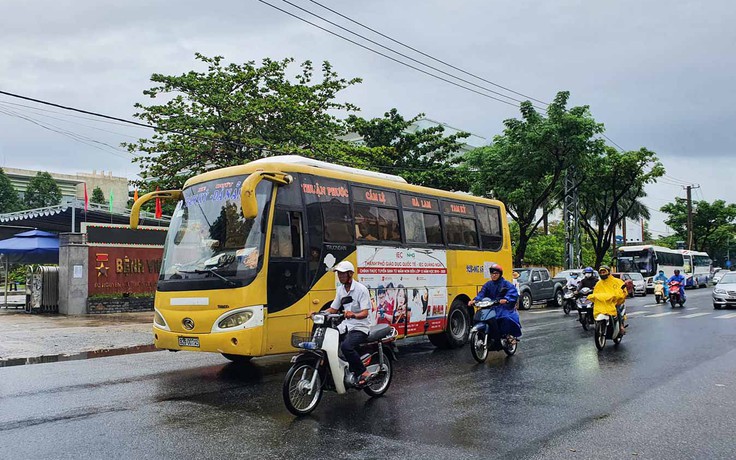 Xe buýt Quảng Nam đón khách ở nội thành TP.Đà Nẵng bất chấp lệnh cấm