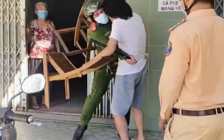 Đà Nẵng phong tỏa: Không đeo khẩu trang còn dùng ghế tấn công lực lượng phòng chống Covid-19
